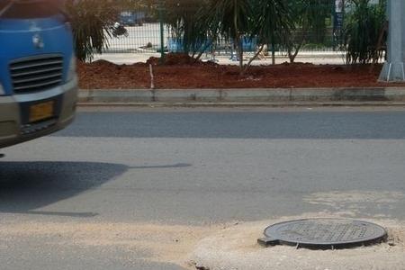 井盖跟路面不平怎么回事