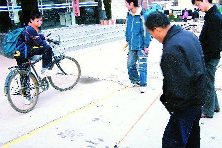 棍子怎样能在水泥地上立起来