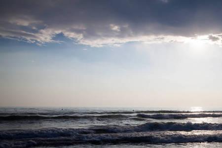 海面上的地平线可以看成什么线