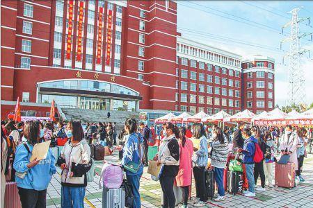 东北师范大学新生报到走哪个门