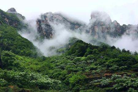 关于描写白云萦绕山峦的诗句