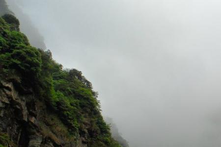 山中下雨山外晴诗句