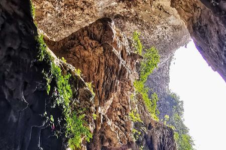 三门海和百魔洞哪个居住好