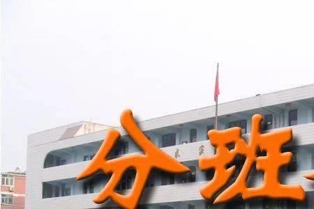 学校年级班级姓名怎么居中对齐