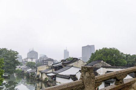 点点秋雨慢撑伞是什么意思