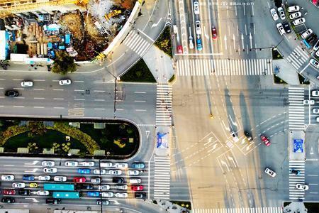 红路灯路口车道多宽