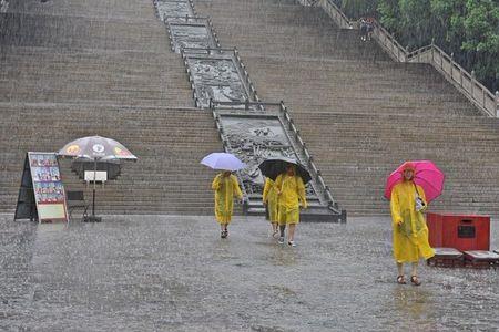 瓢泼大雨和豆大的雨点哪个大