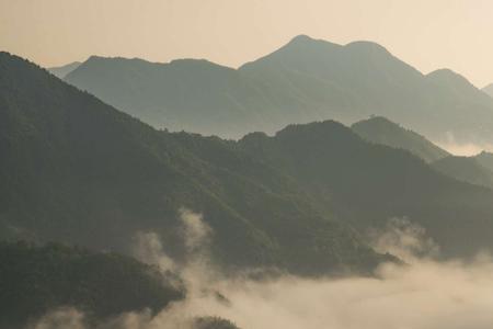 层峦叠峰是什么意思