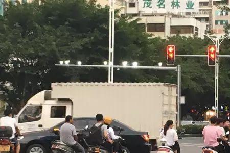 踏板摩托车闯红灯会抓拍到吗