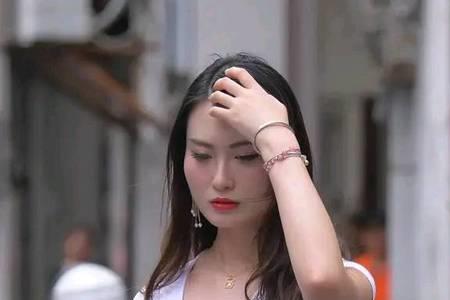 为什么女生的衣服这么紧