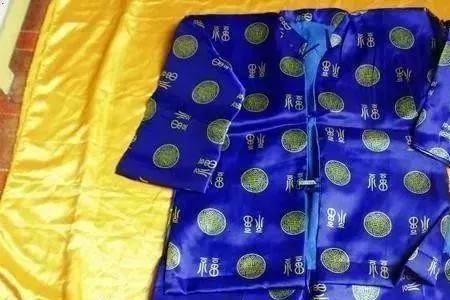 人死时家属穿什么衣服