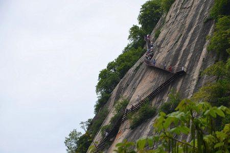 山高路陡的近义词