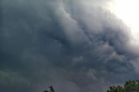 狂风暴雨雷电交加什么意思