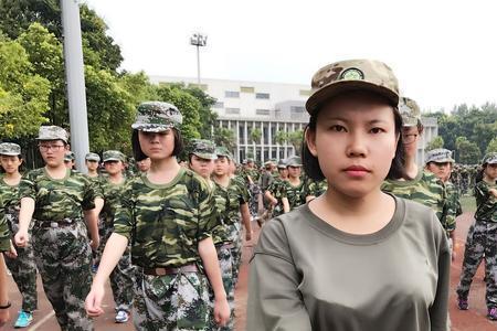 为什么军训女教官比男教官凶