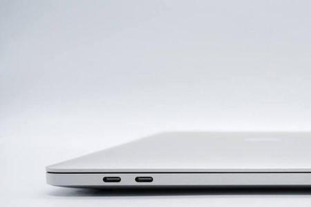 iphone充电器能给macbook pro充电吗