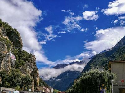 康定和泸定隔着什么山