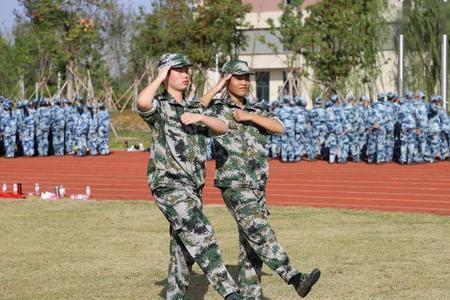 齐步正步走1234在什么脚