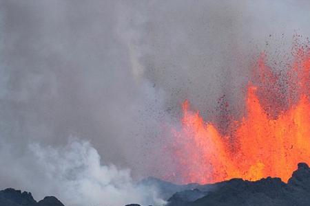 火山活动与什么有关