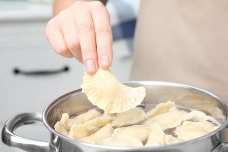 煮冻饺子用冷水还是热水