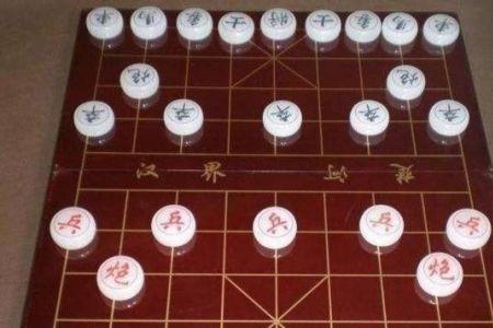 中国象棋棋子是绿白哪方先走