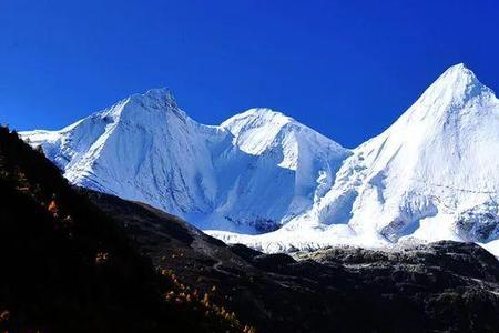 亚丁雪山怎么分辨