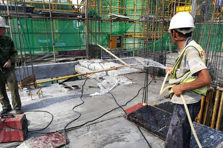 水泥地面如何养护浇水