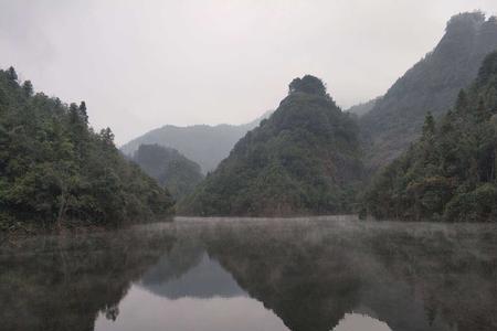 半山落雨半山晴什么意思