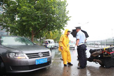 下雨天送外卖穿什么鞋子