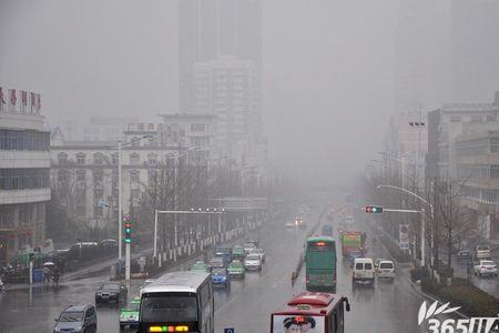 阴雨绵绵和阴雨连绵的区别