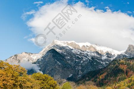 什么颜色的山填空