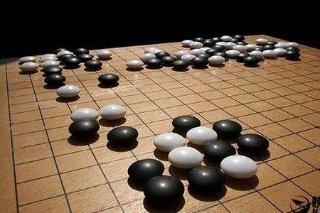 下围棋是谁的棋子先完就谁赢吗