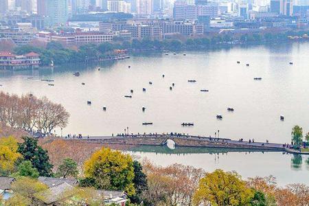 西湖的山峰像什么