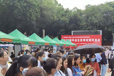 广西民族大学附近有大型商场吗