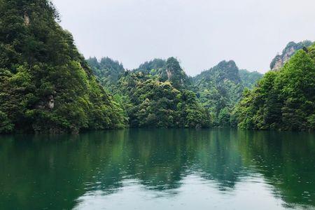 张家界宝峰湖湖水碧绿原因