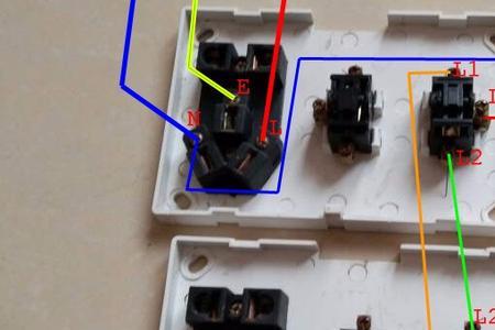 双联开关三个接线柱怎样区分