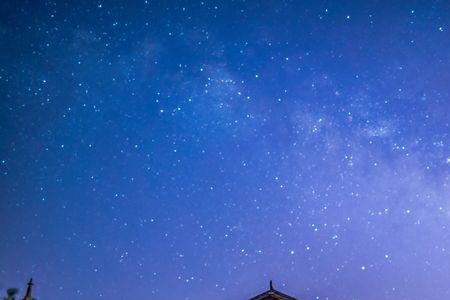 夜晚吹着凉风仰望星空的句子