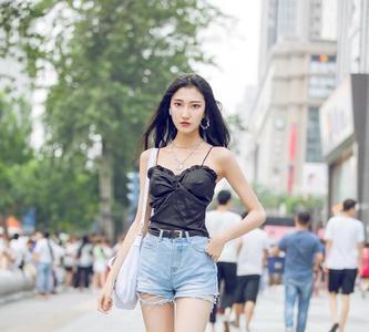 为什么穿热裤爬山的女人