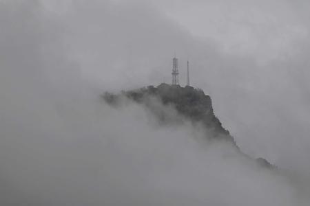 只缘云雾漫山中意思