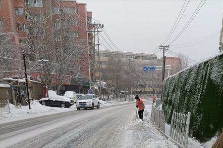 雪天早上几点清理路面