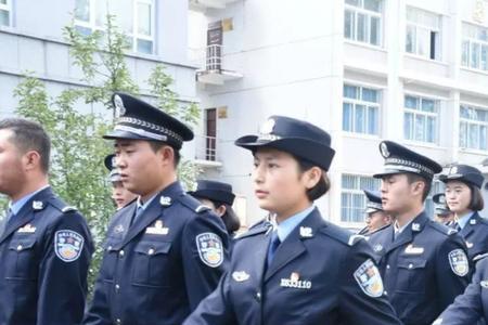 警校生在校穿什么衣服鞋子