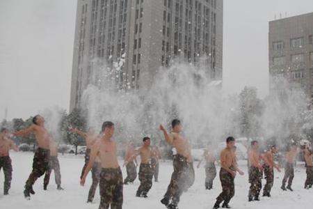 为什么初中军训男生要赤膊