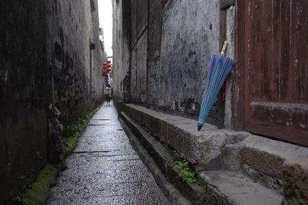 江南惹骤雨雨水晚来急的意思