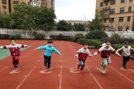 中班幼儿单脚连续跳的标准