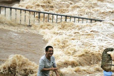 大雨过后河水涨了起来比喻句