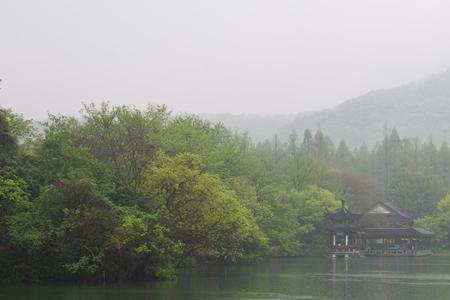 天街小雨润无酥写的是春雨吗