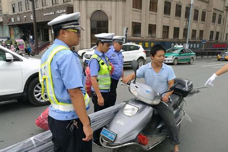 三轮电动车加装雨遮交警会抓吗