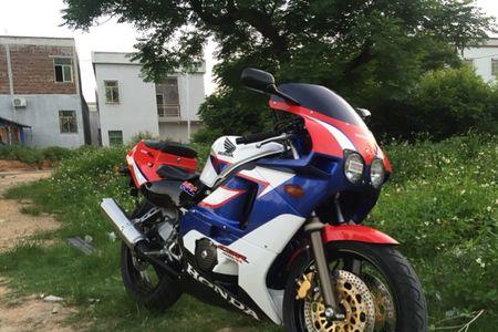 本田cbr400配什么头盔