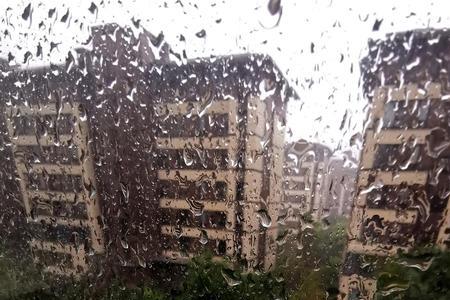 窗外是下雨天什么意思