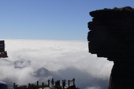 巍峨雄奇是哪座山