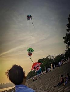 天空中飘着许多风筝扩句